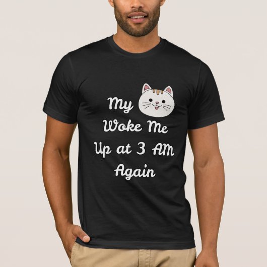 猫飼いさんあるある 午前3時の起床コール Tシャツ (正面)