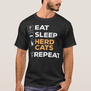 猫飼育の日常を笑いに変える Eat Sleep Herd Cats Repeat Tシャツ