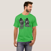 猫2匹と仲良しの男の子 Tシャツ (正面フル)