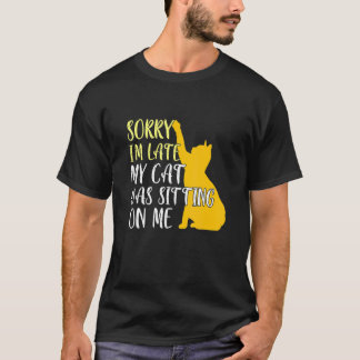猫 ごめんなさい遅れてしまいました。猫が私の上に座っていたんです Tシャツ