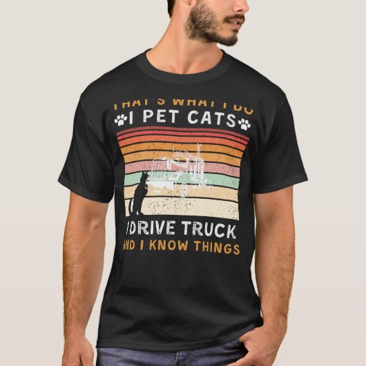 猫を飼ってトラックを運転するのおもしろい Tシャツ (正面)