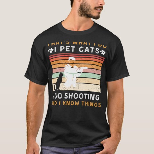 猫を飼って射撃、 発砲するおもしろい Tシャツ (正面)