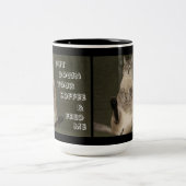 猫「コーヒーと私を入れ食べ物を与えて」マグカップ ツートーンマグカップ (中央)