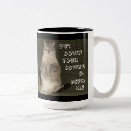 猫「コーヒーと私を入れ食べ物を与えて」マグカップ ツートーンマグカップ