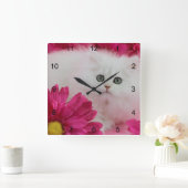 猫、子ネコは、ショッキングピンク、黒、渦巻個人化なります スクエア壁時計 (ホーム)