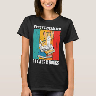 猫+本に気を取られやすい 猫派？本派？ Tシャツ