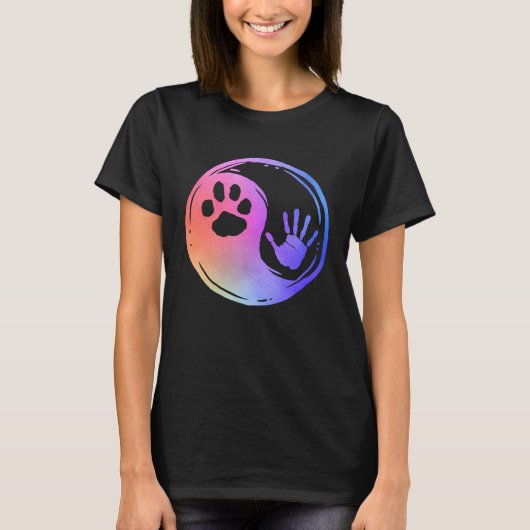 猫+犬の足あと 陰陽 虹 ハンドプリント 肉球 Tシャツ (正面)