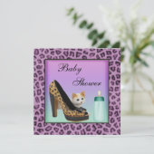 猫、靴及びボトルの紫色の毛皮の質のベビーシャワー 招待状 (スタンド正面)