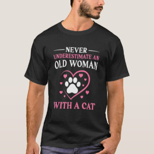 猫Pを飼ったおばあさんを決して過小評価しない Tシャツ