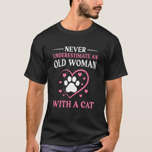 猫Pを飼ったおばあさんを決して過小評価しない Tシャツ (正面)