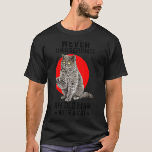 猫Pを飼ったおばあさんを決して過小評価しない Tシャツ