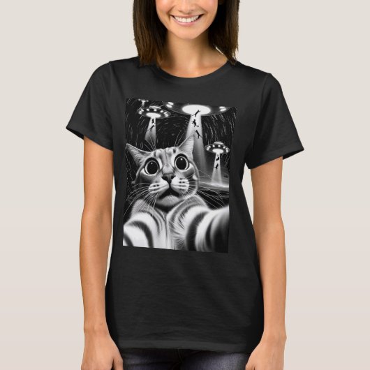 猫UFO侵入猫おもしろいミームレトロエイリアン猫UF Tシャツ (正面)