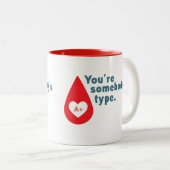 献血A Rh+ -あなたは誰かのタイプ ツートーンマグカップ (正面右)