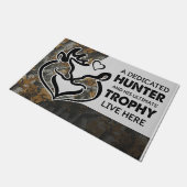 献身的なハンターと彼の最後のトロフィー ドアマット (アングル)