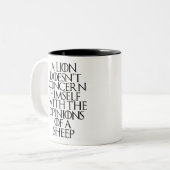 獅子は自分の意見を気にしない ツートーンマグカップ (正面左)