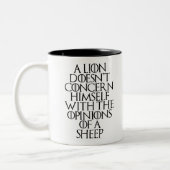 獅子は自分の意見を気にしない ツートーンマグカップ (左)