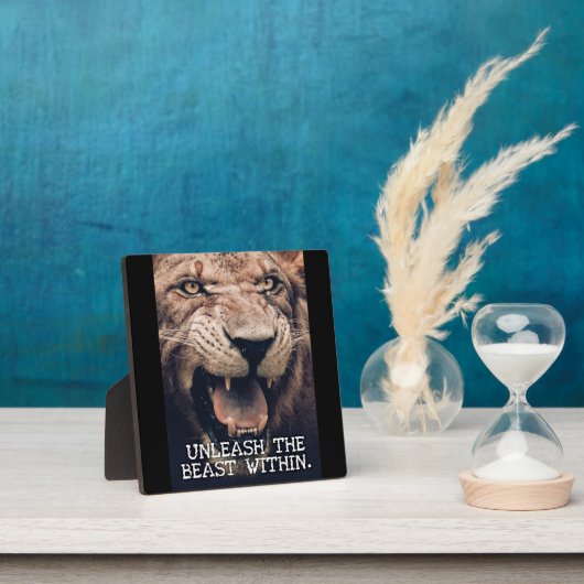 獣を解放する – ライオンやる気を起こさせる フォトプラーク (インサイチュ)