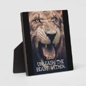 獣を解放する – ライオンやる気を起こさせる フォトプラーク (正面)