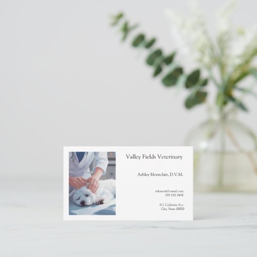 獣医が小型犬を調べる 名刺 (スタンド正面)