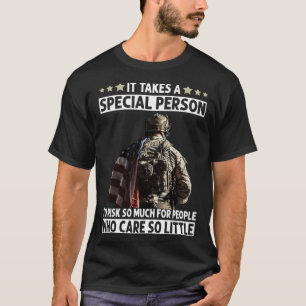 獣医に行くのには特別な人が必要だ Tシャツ