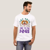 獣医の獣医の技術士の人生が犬に行く Tシャツ (正面フル)