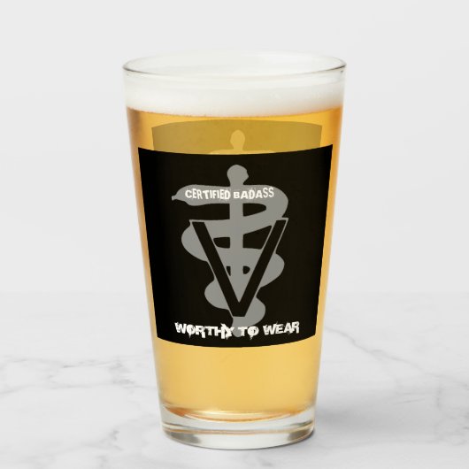 獣医の認定されたバッジ – 衣服に値 タンブラーグラス (ドリンク正面)