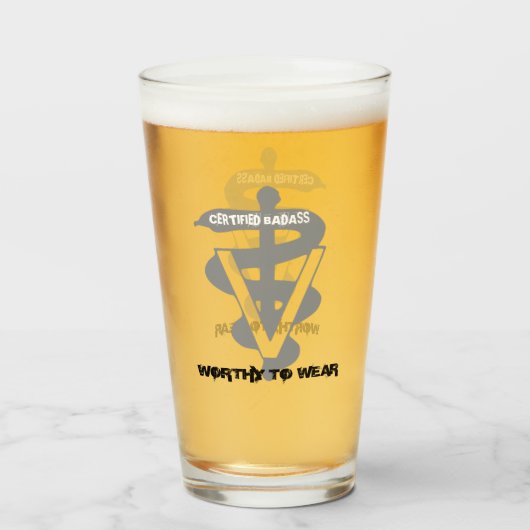 獣医の認定されたバッジ – 衣服に値 タンブラーグラス (ドリンク正面)