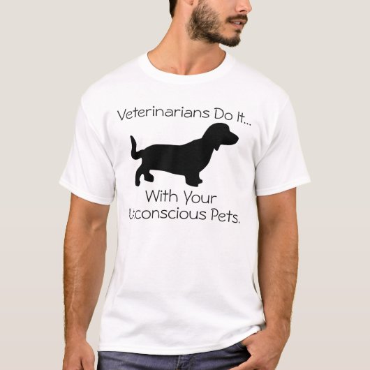 獣医はしますそれを… あなたの意識不明ペットを使って Tシャツ (正面)
