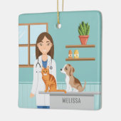 獣医クリニックの猫と子犬と獣医の女性 セラミックオーナメント (左)