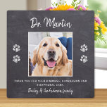 獣医サンキューポープリントカスタムペット写真 フォトプラーク<br><div class="desc">犬の可愛いペットの写真のプラークで素晴らしい獣医パーソナライズされたに「ありがとう」と言いなさい！ペットの名前と写真でパーソナライズお気に入りのする。この獣医への感謝の贈り物は宝の記念になる。 COPYRIGHT © 2020 Judy Burrows,  Black Dog Art - All Rights Reserved.獣医サンキューポープリントカスタムペット写真プラーク</div>