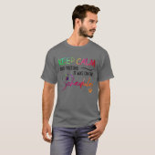獣医保の穏やかさと偽りのスケジュール獣医テック Tシャツ (正面フル)