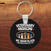 獣医学We Draw Blood おもしろい Vet Tech キーホルダー (正面)