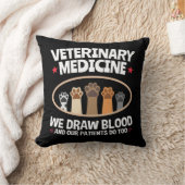 獣医学We Draw Blood おもしろい Vet Tech クッション (ブランケット)