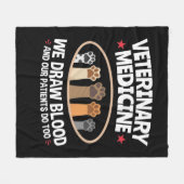 獣医学We Draw Blood おもしろい Vet Tech フリースブランケット (正面(横))