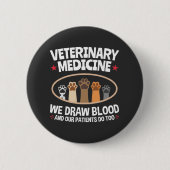 獣医学We Draw Blood おもしろい Vet Tech 缶バッジ (正面)