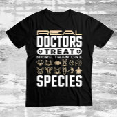 獣医実在が一つ以上の種を治療する Tシャツ