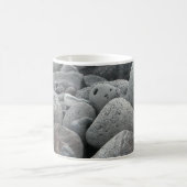 玄武岩の玉石 コーヒーマグカップ (中央)