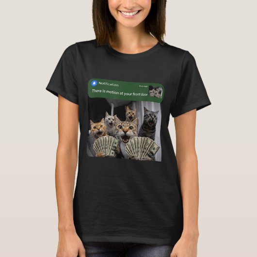 玄関で動くものがいる 猫の面白い動きのミーム Tシャツ (正面)
