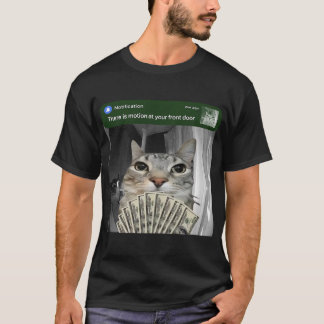 玄関で動く猫のミーム Tシャツ
