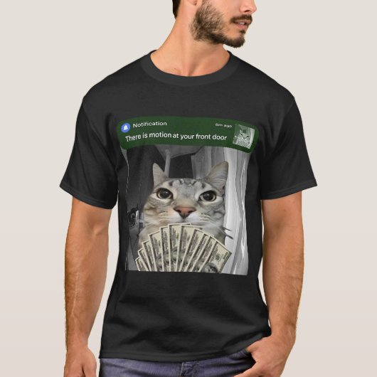 玄関で動く猫のミーム Tシャツ (正面)