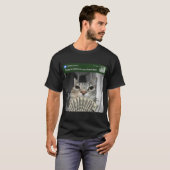 玄関で動く猫のミーム Tシャツ (正面フル)