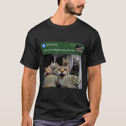 玄関に動くものがいる 猫の面白い動きのミーム Tシャツ (正面)