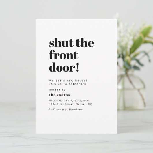 玄関ドアを閉める引っ越し祝いパーティーパーティー 招待状 (スタンド正面)