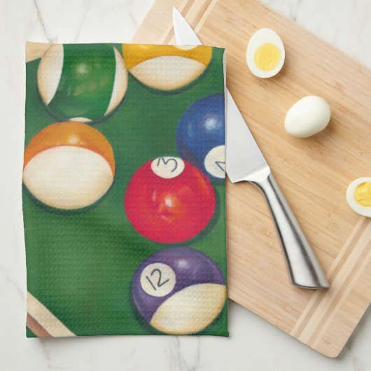 玉とチョークが生き生きとしたビリヤード台 キッチンタオル (四つ折り)