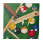 玉とチョークが生き生きとしたビリヤード台 タイル<br><div class="desc">ジェニファー・ゴルdbergerによる絵画この見事なビリヤードのテーブルで彼らを捕まえなさい。ボールは新しく見えて、無垢に見え、チョークは既にキュースティックに適用されている。これつるは家に持ち込み、友達やプールのゲームを楽しむ愛する人に贈る！</div>