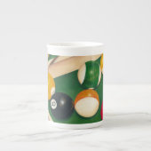 玉とチョークが生き生きとしたビリヤード台 ボーンチャイナマグカップ (正面)