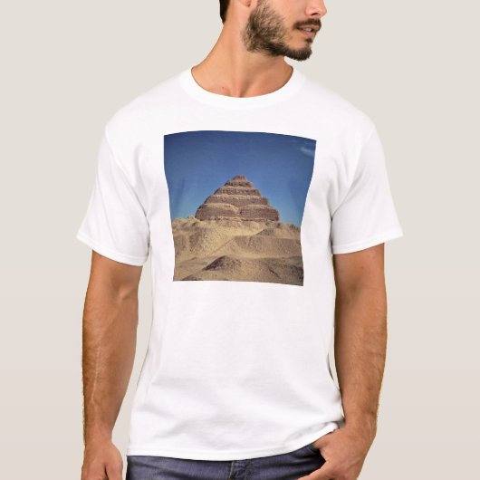 王のDjoser、紀元前のc.2630-2611ステップピラミッド Tシャツ (正面)
