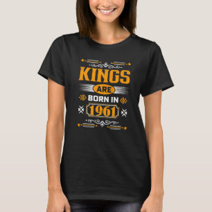 王は1961生まれ年62誕生日ヴィンテージ62Yeにある Tシャツ