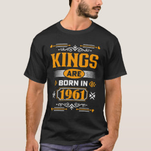 王は1961生まれ年62誕生日ヴィンテージ62Yeにある Tシャツ