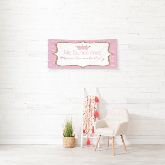 王冠および水玉模様のキンセアニェラのピンクの旗 横断幕 (インサイチュ)